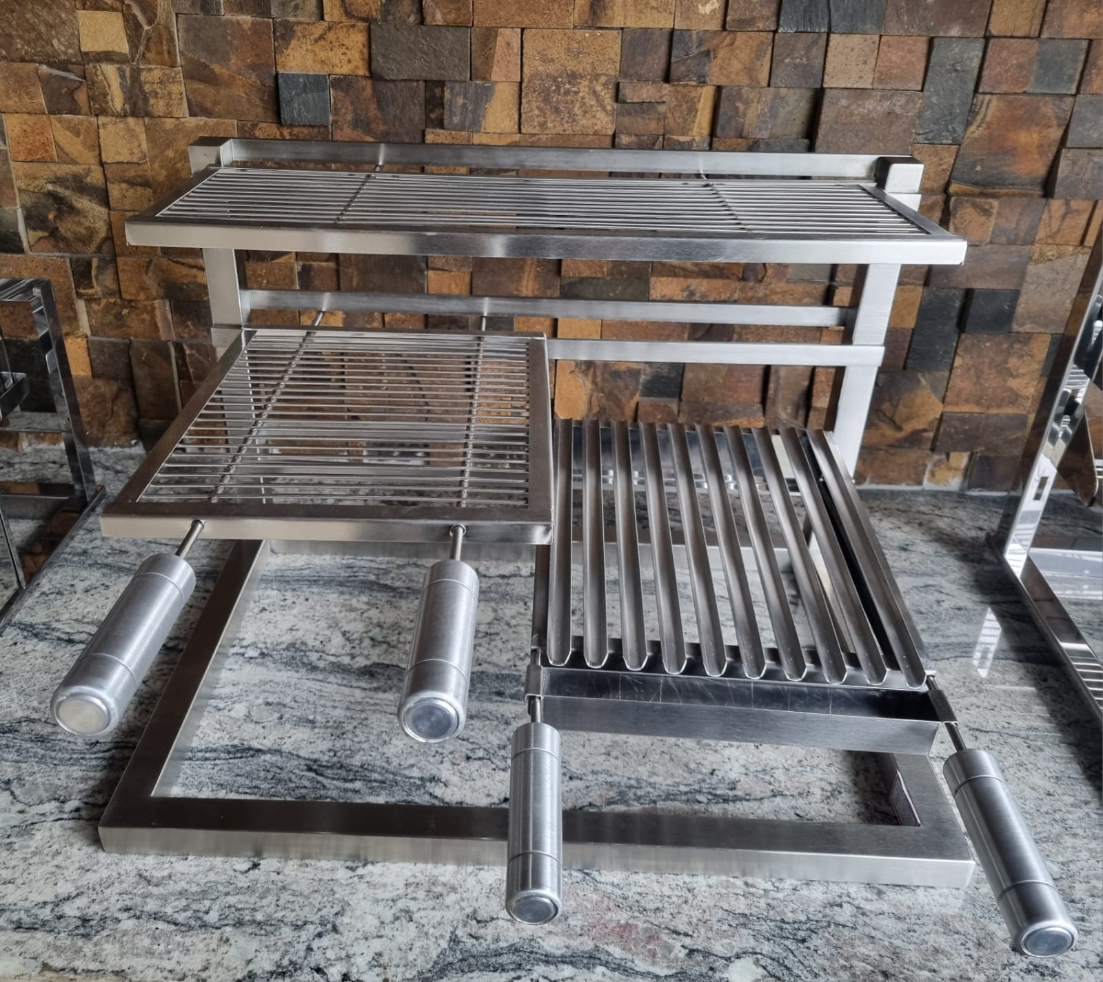 Suportes e grill para churrasqueira